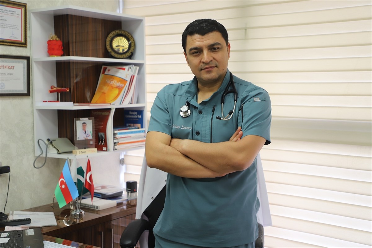 Azerbaycan'da bir hastanenin önünde kalbi duran kişi, doktorların erken müdahalesi sayesinde...