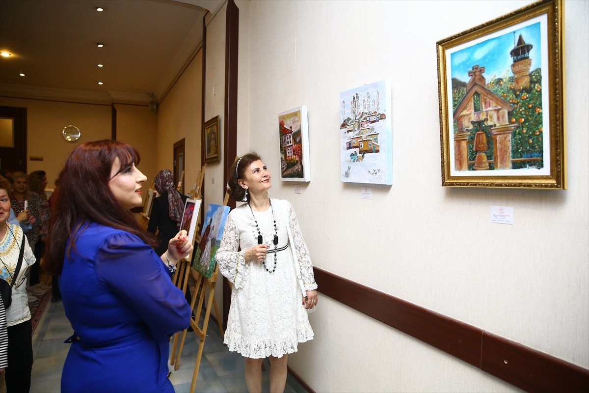 Azerbaycan'ın başkenti Bakü'de Ankara Bilkent Şehir Hastanesi çalışanlarının resimlerinin yer...