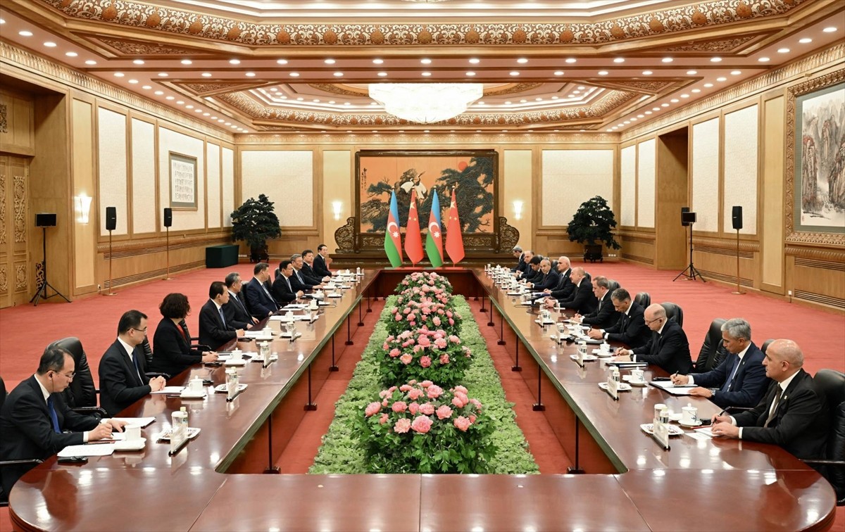 Azerbaycan Cumhurbaşkanı İlham Aliyev, resmi temaslarda bulunmak için geldiği Çin'de, Çin Devlet...