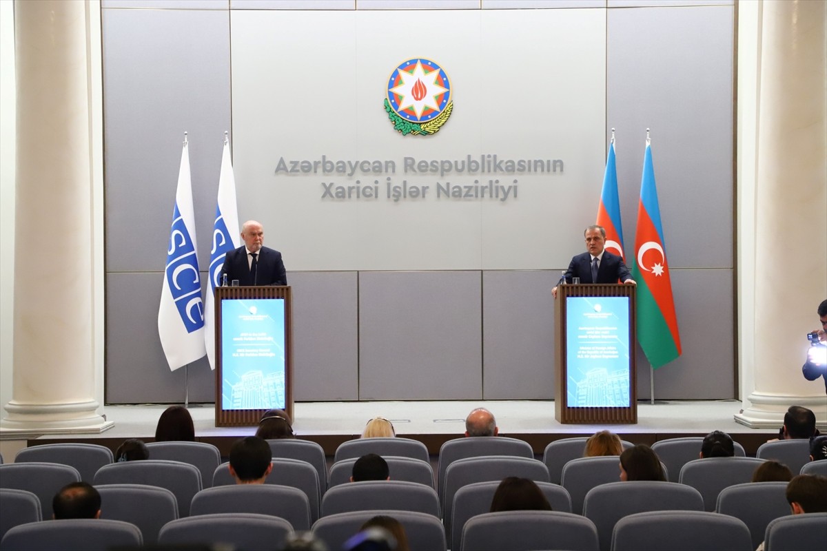 Azerbaycan Dışişleri Bakanı Ceyhun Bayramov, temaslarda bulunmak üzere ülkeye gelen Avrupa...