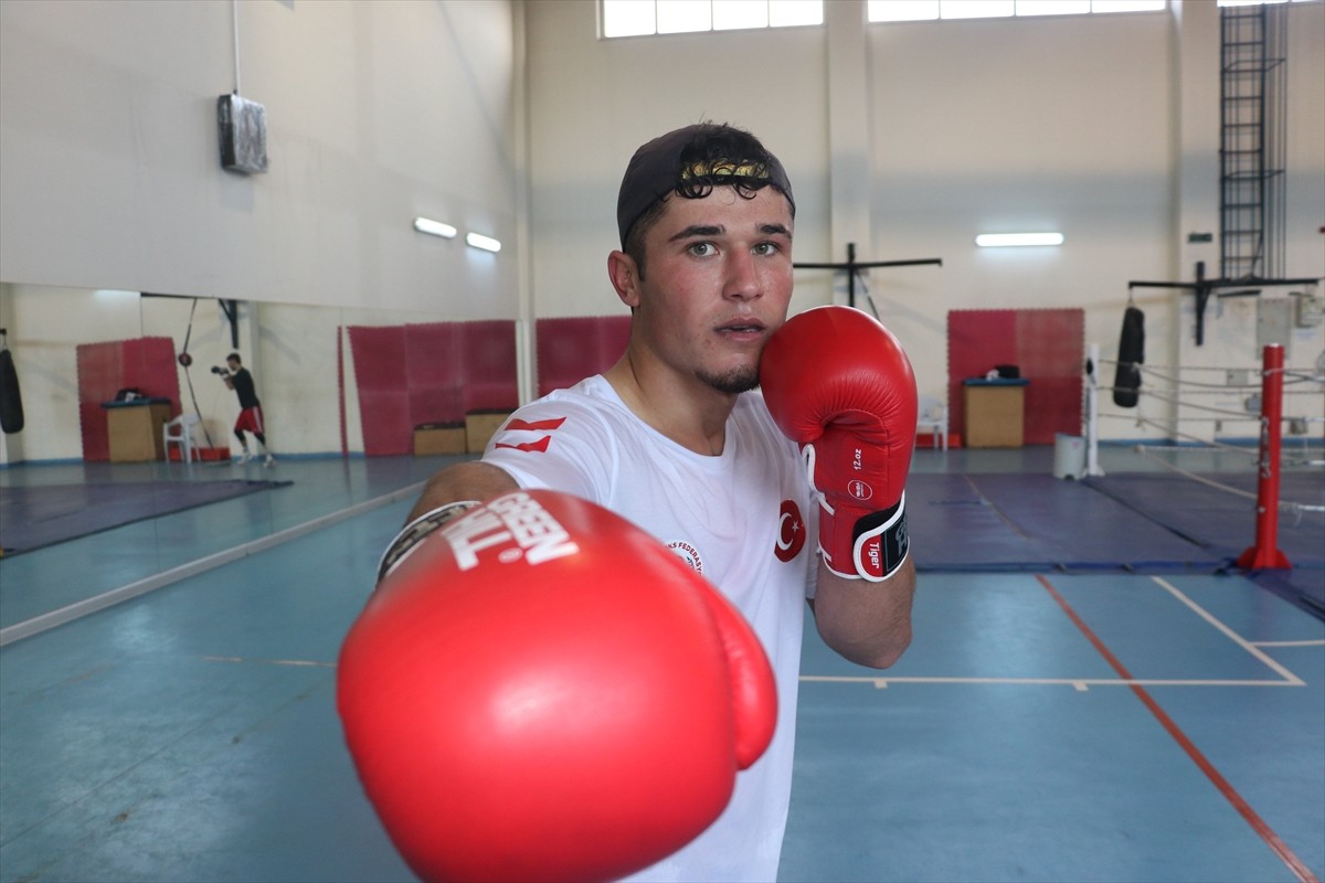 Babasıyla birlikte demir döverek organizasyonlara hazırlanan milli boksör Oğuzhan Hükümdar, dünya...