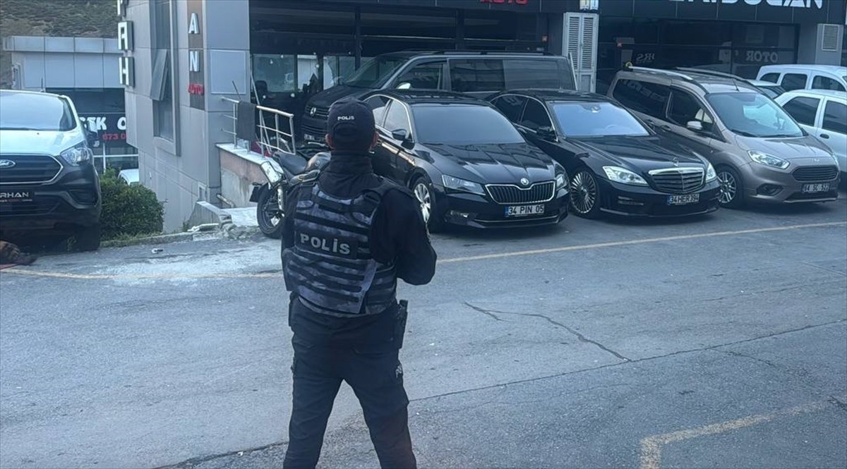 Bağcılar'da el yapımı patlayıcı (EYP) atılması sonucu oto galeride hasar meydana geldi. İhbar...