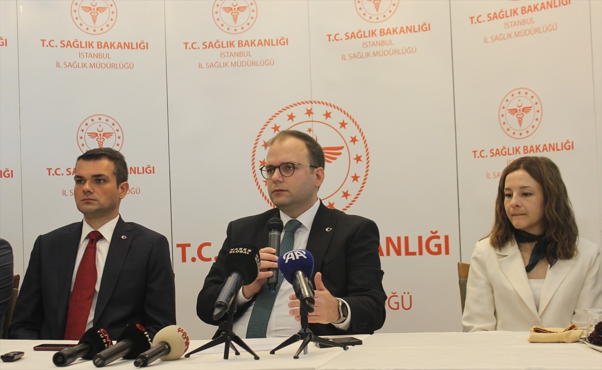 Bakırköy'de basın mensuplarıyla bir araya gelen İstanbul İl Sağlık Müdürü Doç. Dr. Abdullah Emre...