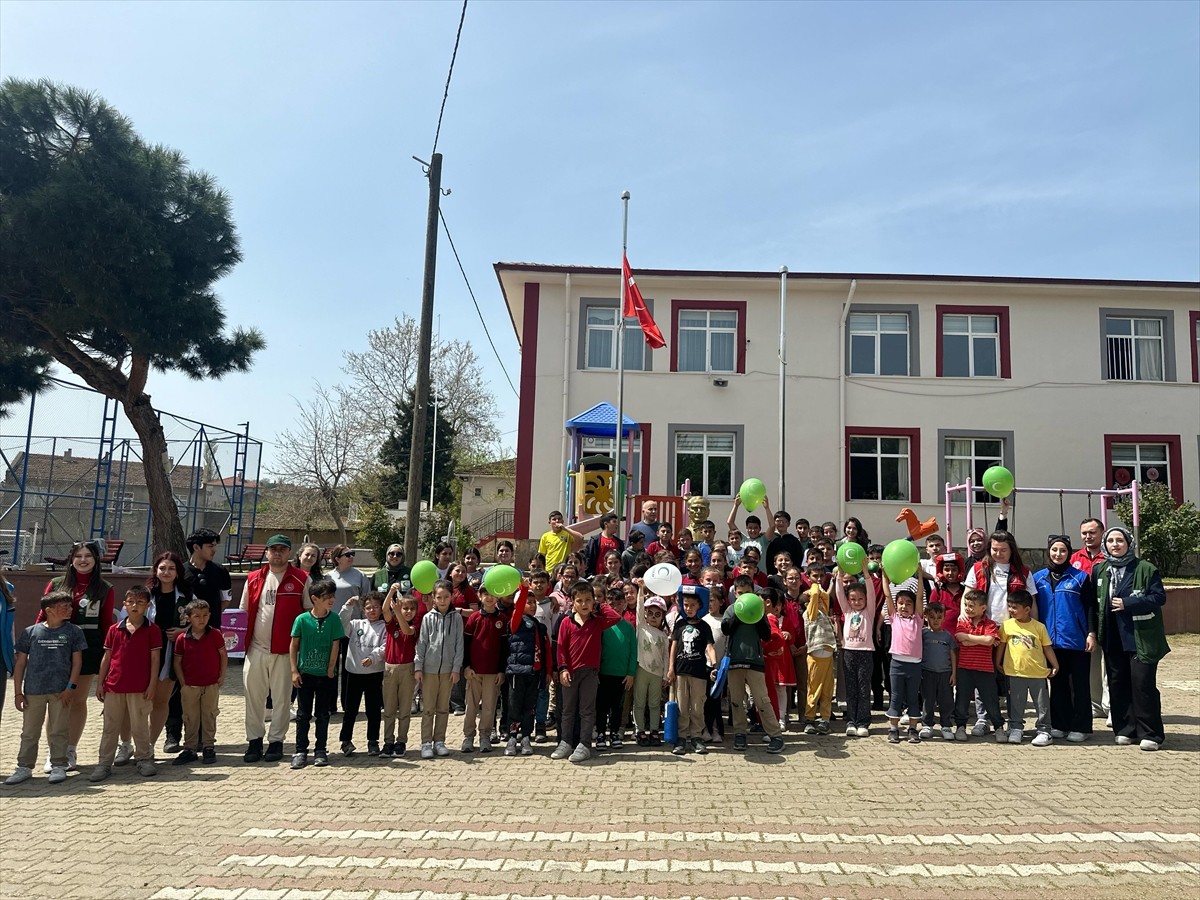 Balıkesir'de Yeşilay Şubesi tarafından 23 Nisan Ulusal Egemenlik ve Çocuk Bayramı etkinlikleri...