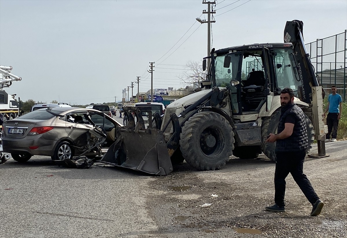 Balıkesir'in Ayvalık ilçesinde kepçeyle otomobilin çarpışması sonucu biri çocuk 2 kişi...