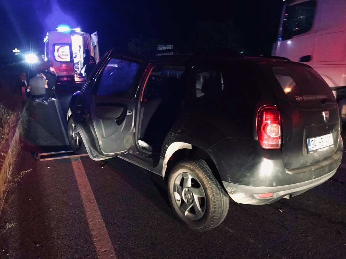 Balıkesir'in Ayvalık ilçesinde otomobilin traktöre çarpması sonucu 1 kişi hayatını kaybetti, 2...