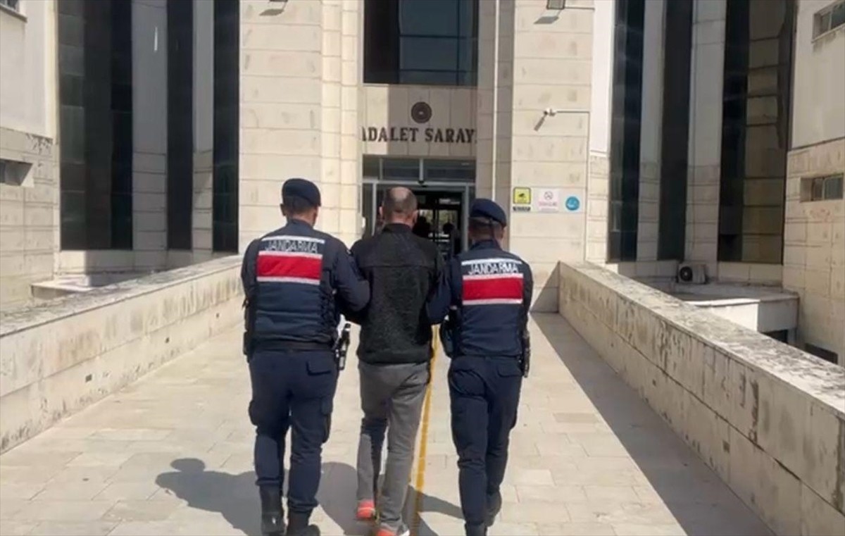 Balıkesir'in Edremit ilçesinde aranan firari hükümlü, uyuşturucu madde satarken suçüstü...