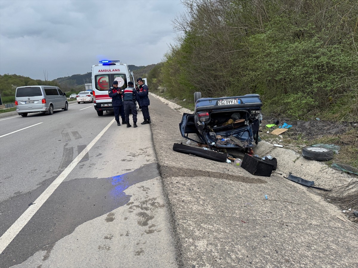 Bartın'da 2 otomobilin çarpışması sonucu 11 kişi yaralandı.