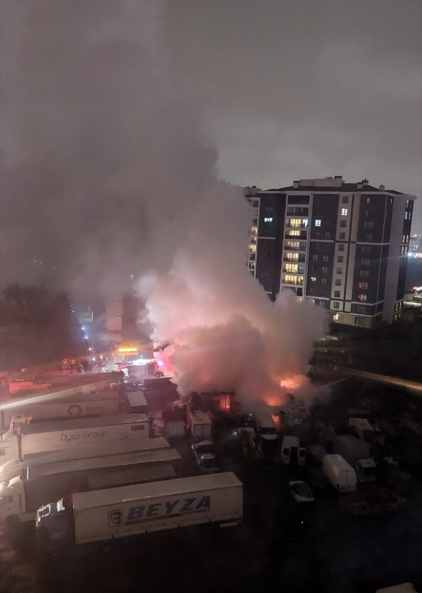 Başakşehir'de tır garajında tamirhane olarak kullanılan konteynerde çıkan yangın itfaiye...