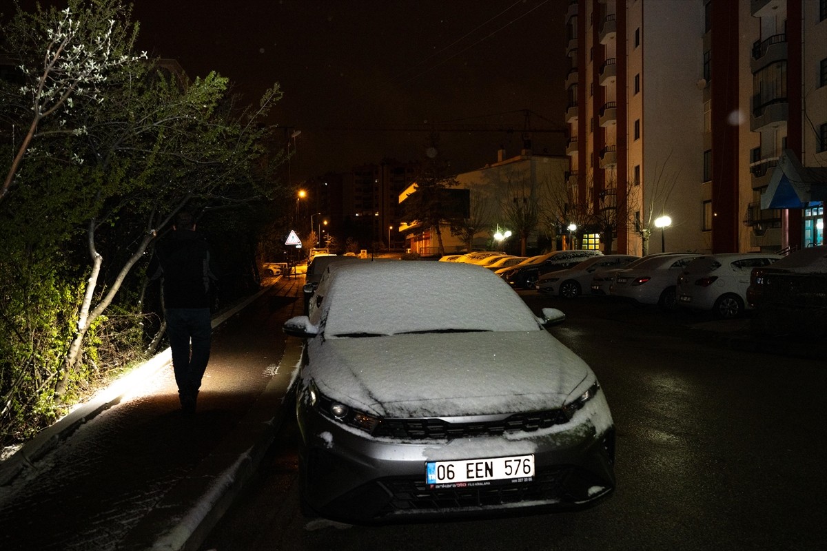 Başkent Ankara'nın yüksek kesimlerinde kar yağışı etkili oldu. Yağışın etkisiyle park halindeki...