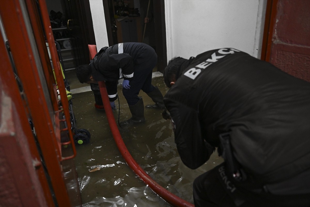 Başkentte etkili olan sağanak nedeniyle Mamak ilçesi Uzgörenler Sokak'taki 4 katlı binanın giriş...