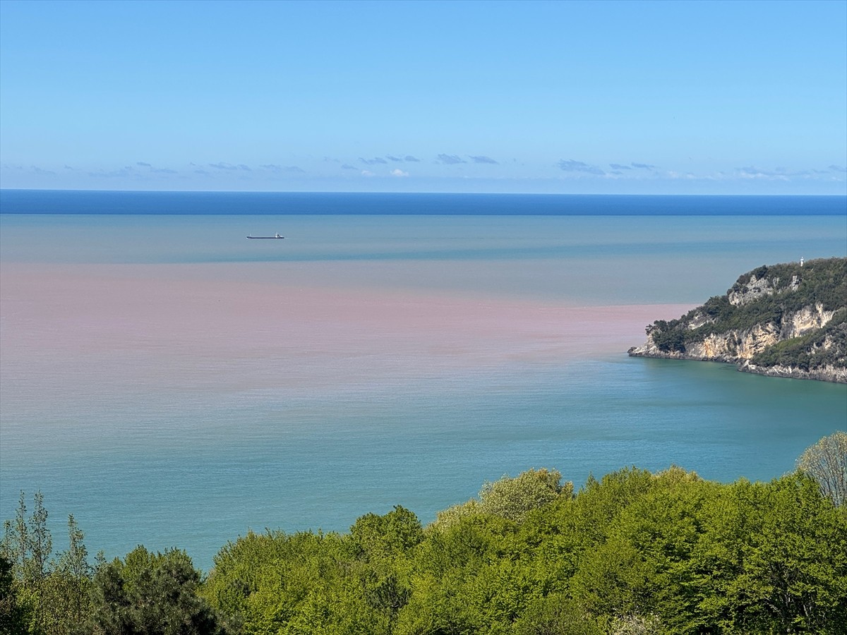 Batı Karadeniz'in önemli turizm merkezlerinden Bartın'ın İnkumu tatil beldesinde sağanak ve eriyen...