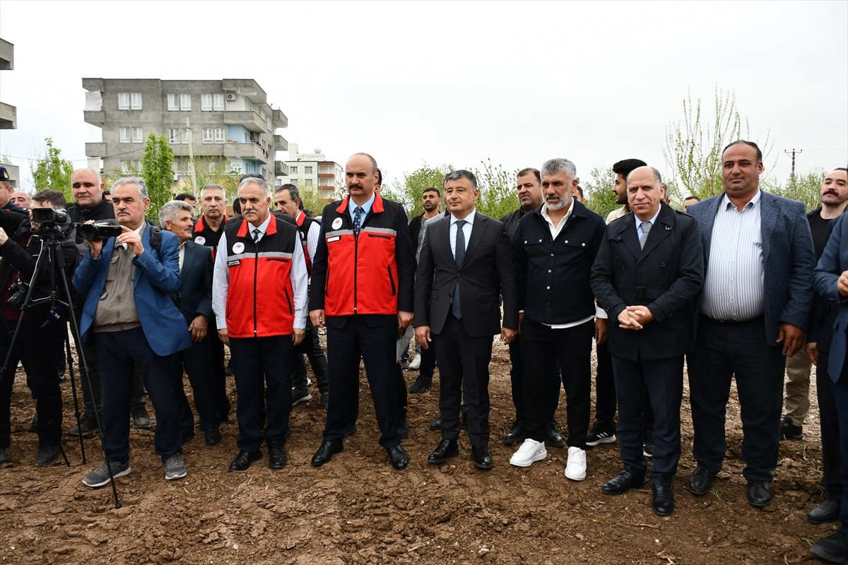 Batman'da GAP Bölge Kalkınma İdaresi Başkanlığınca finanse edilen 31 seranın teslimi ve fide...