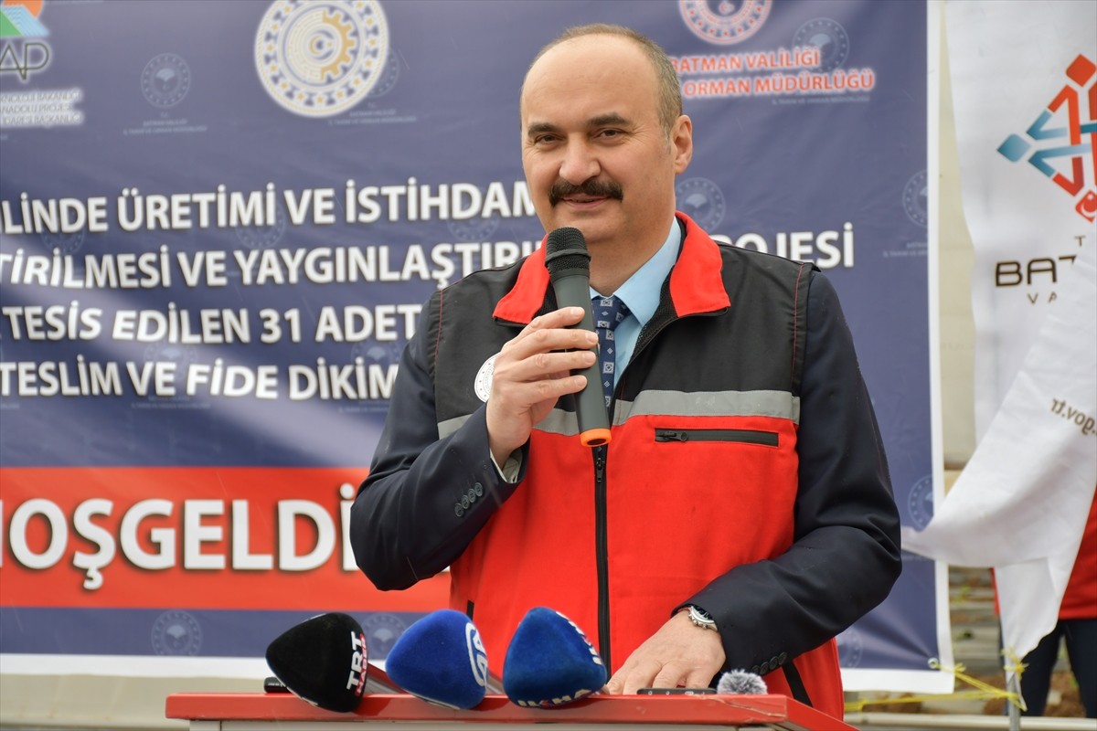 Batman'da GAP Bölge Kalkınma İdaresi Başkanlığınca finanse edilen 31 seranın teslimi ve fide...