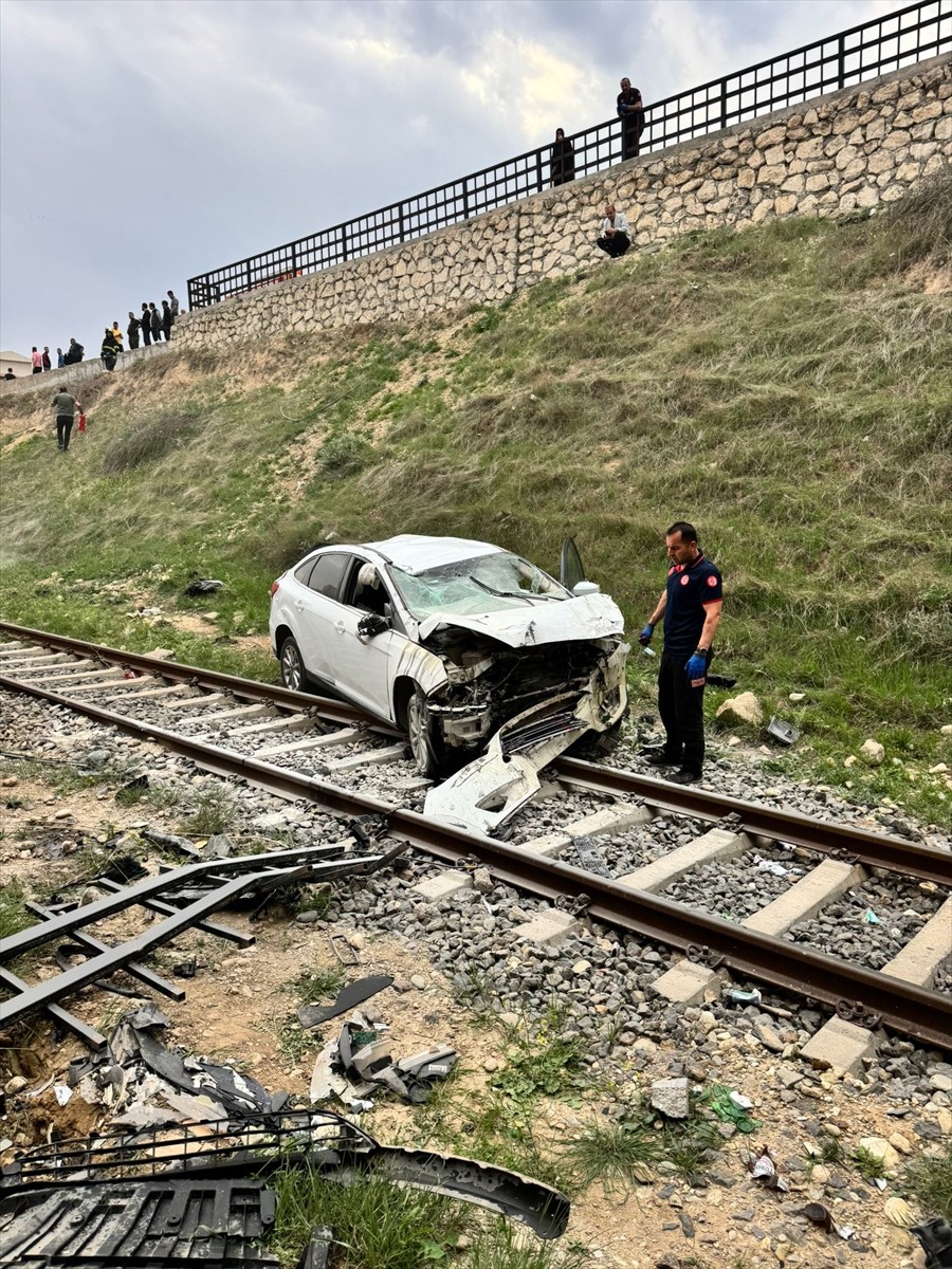 Batman'da köprüden düşen otomobildeki 3 kişi yaralandı.