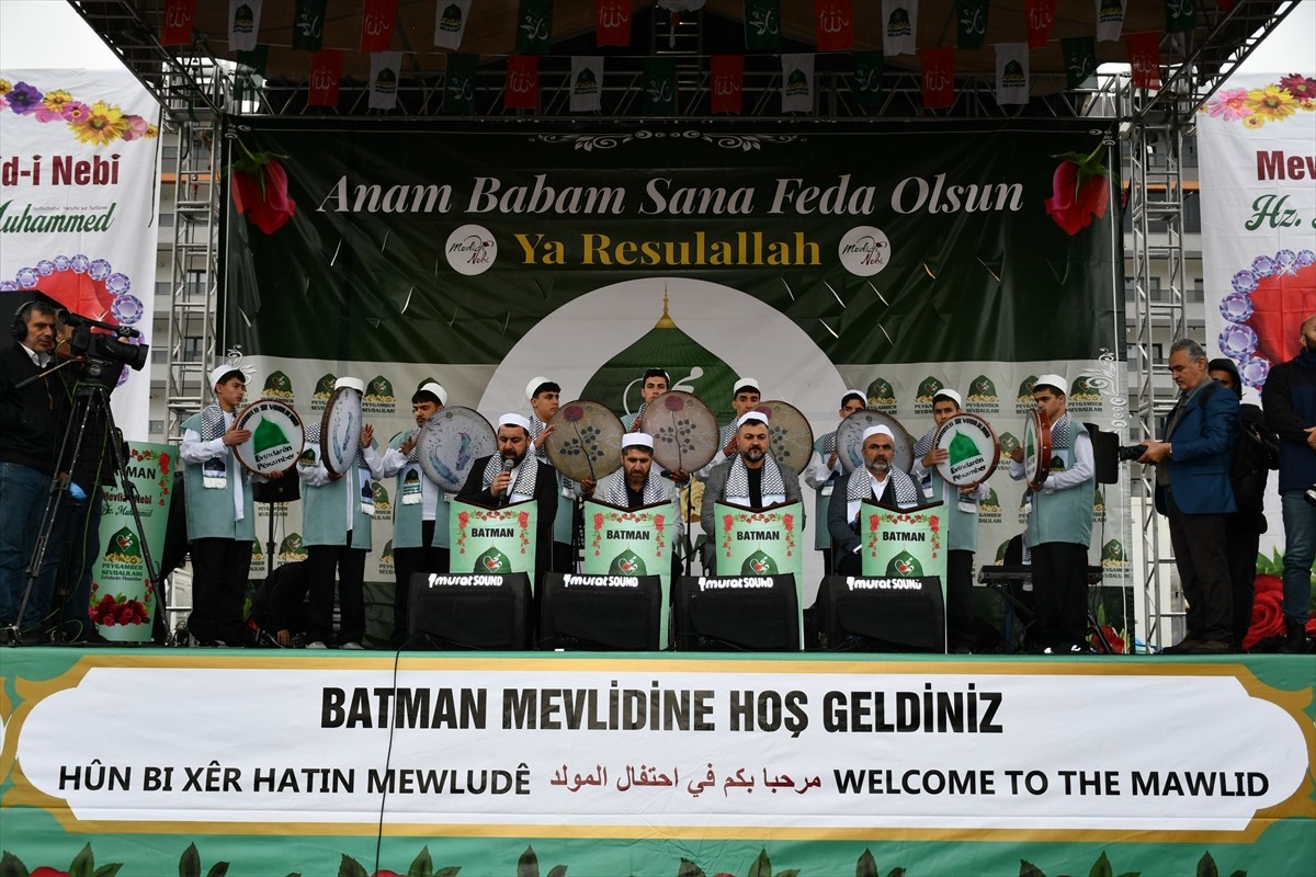 Batman'da Peygamber Sevdalıları Vakfı tarafından "Mevlid-i Nebi" etkinliği düzenlendi. Etkinlikte...