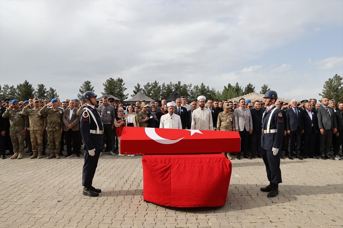 Batman'ın Beşiri ilçesinde silahı kazara ateş alan Jandarma Uzman Çavuş Şükrü Taş şehit oldu....