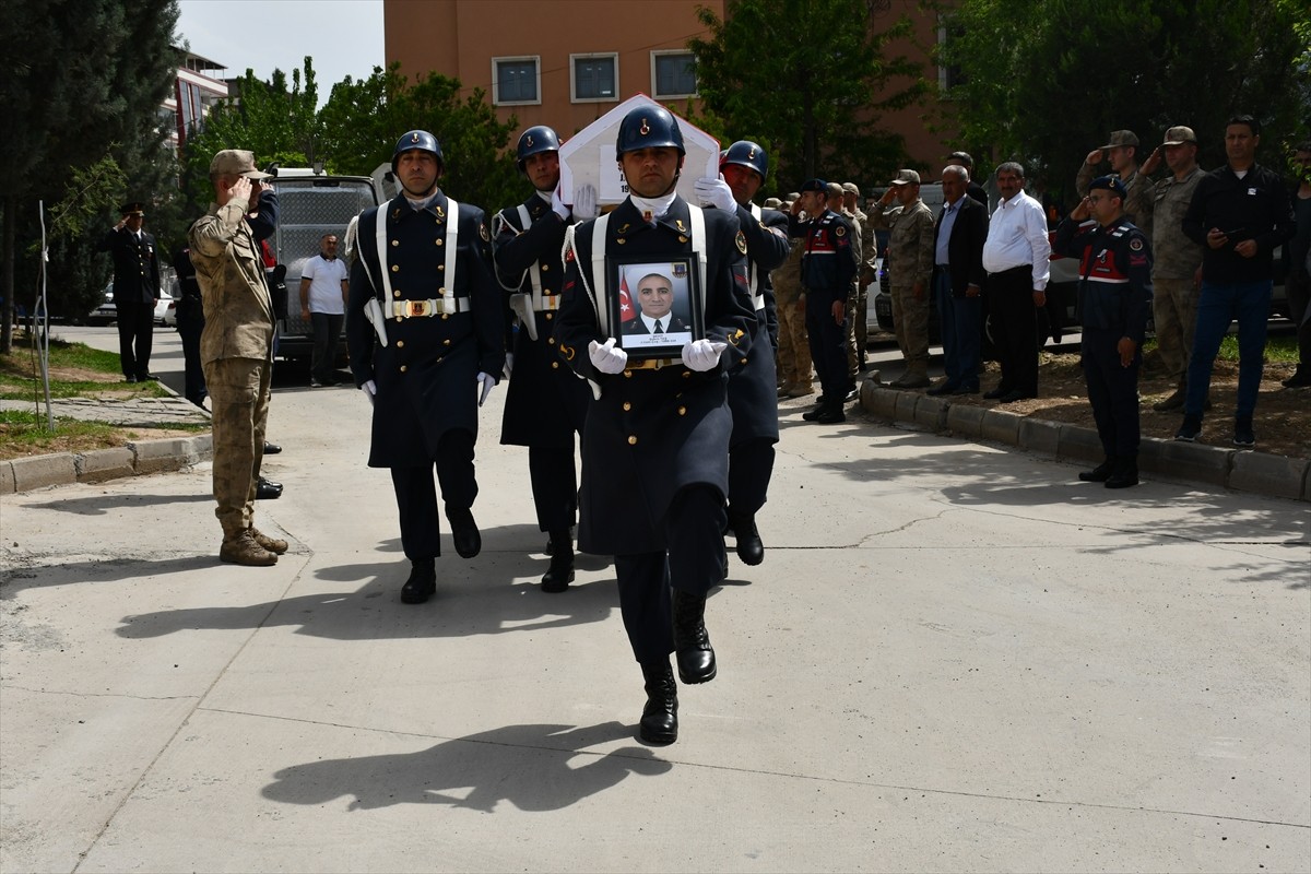Batman'ın Beşiri ilçesinde silahı kazara ateş alan Jandarma Uzman Çavuş Şükrü Taş, şehit oldu....