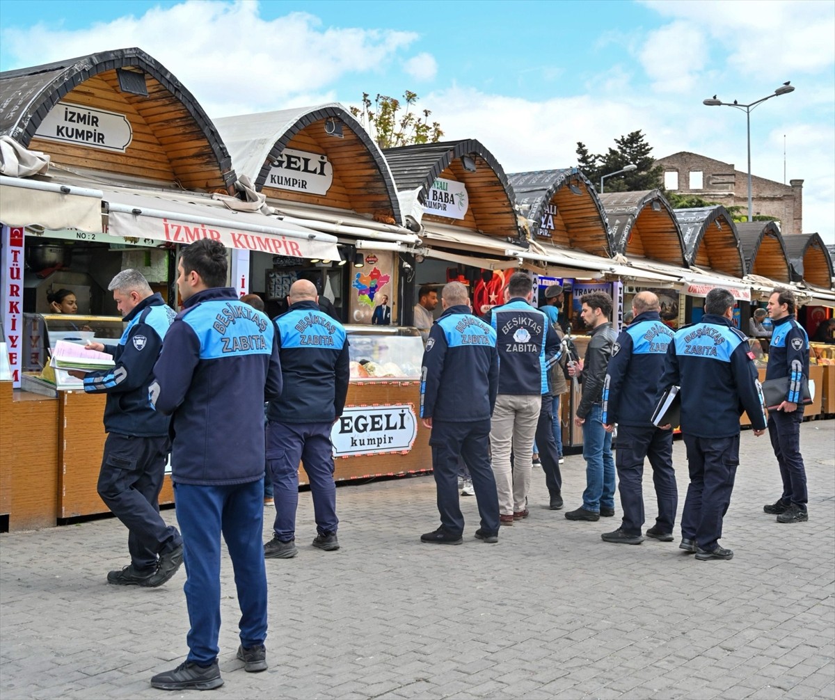 Beşiktaş'ta, hanutçuluk yaparak çevreye rahatsızlık verdiği tespit edilen kumpir satışı yapan 4...