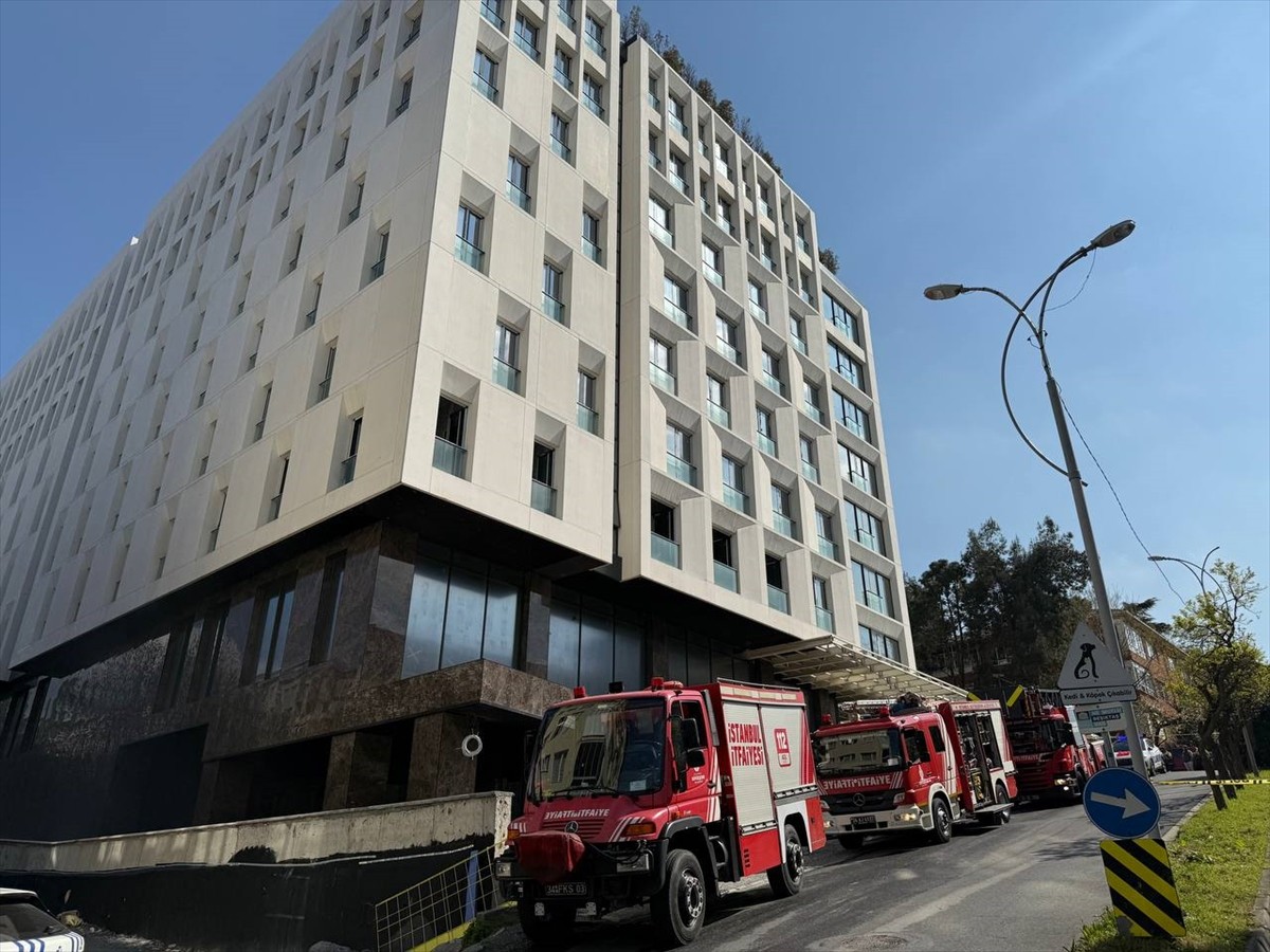 Beşiktaş'ta inşaatı devam eden otelin bodrum katında çıkan yangın, itfaiye ekiplerince...