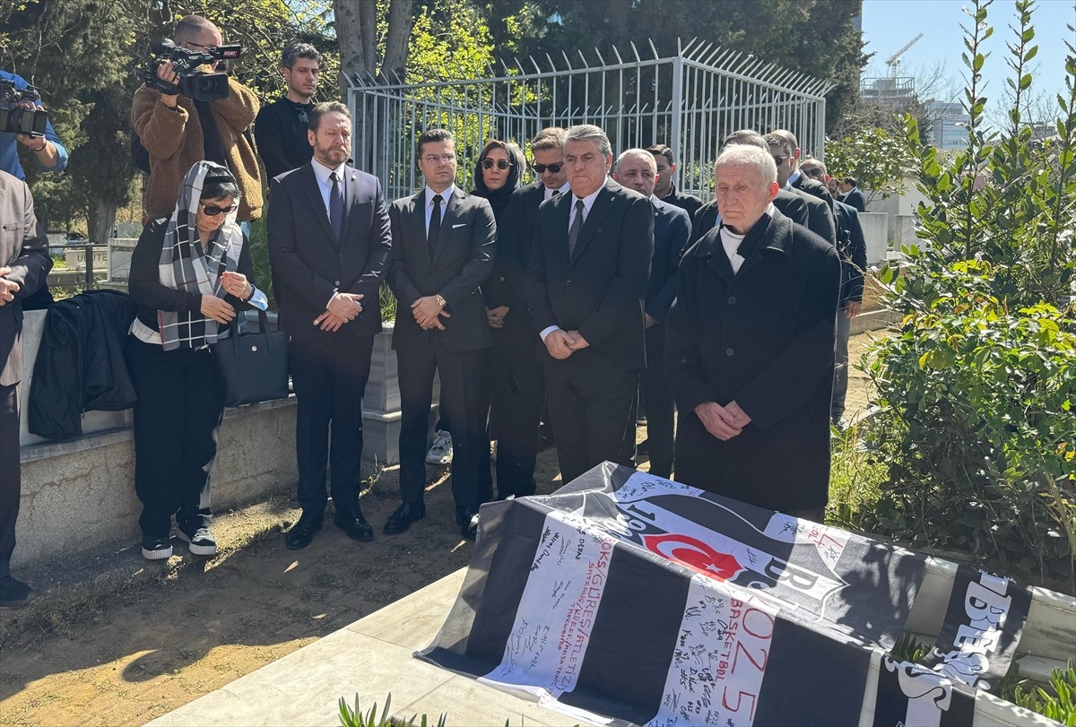 Beşiktaş Kulübünün eski başkanı ve futbol takım kaptanlarından "Baba Hakkı" lakaplı Hakkı Yeten...