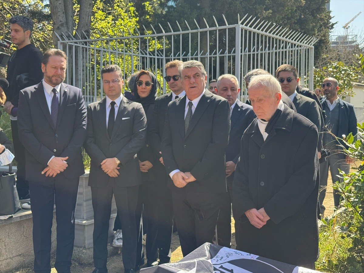 Beşiktaş Kulübünün eski başkanı ve futbol takım kaptanlarından "Baba Hakkı" lakaplı Hakkı Yeten...