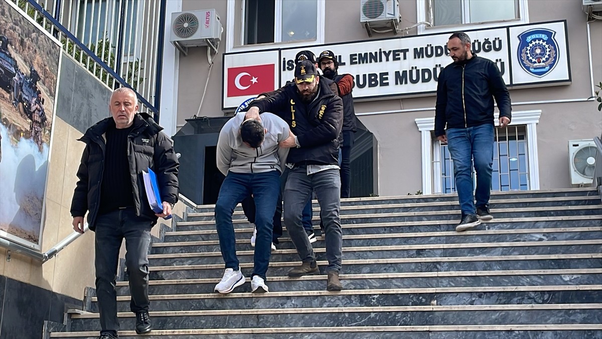 Beykoz'da bir eve silahlı saldırı düzenlenmesine ilişkin gözaltına alınan 3 şüpheliden 2'si...