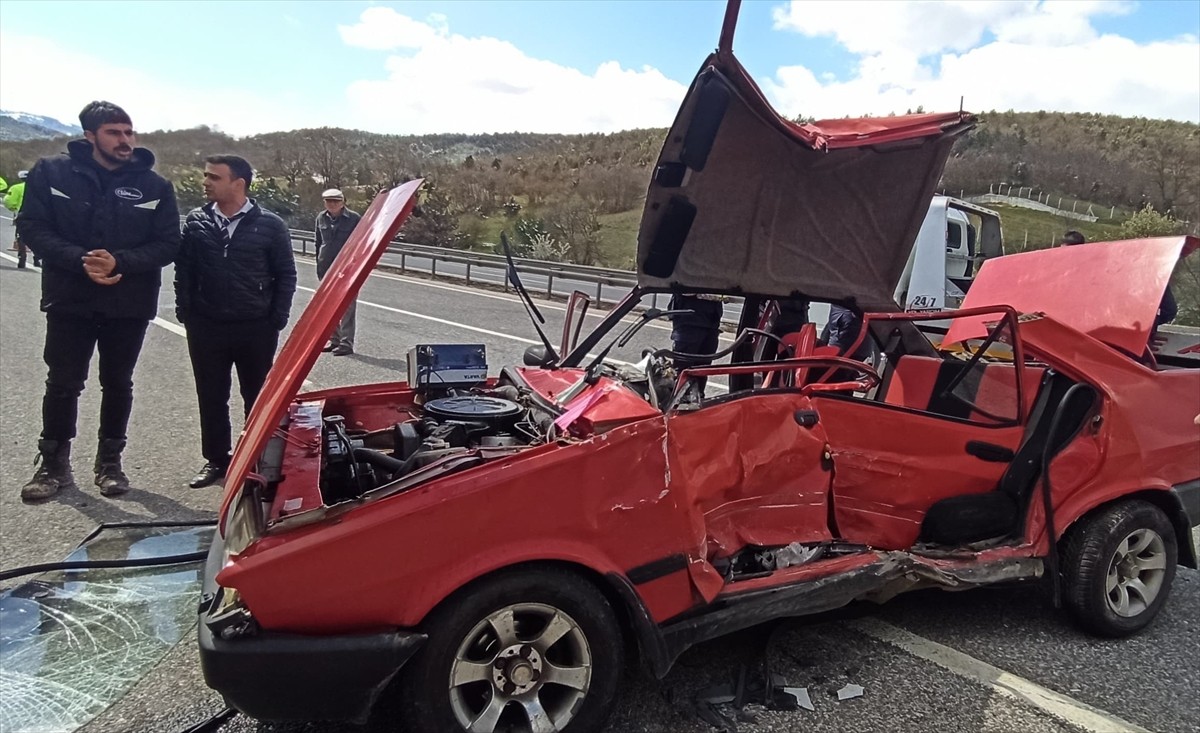 Bilecik'in Bozüyük ilçesinde otomobil ile yolcu otobüsünün çarpışması sonucu 1 kişi hayatını...