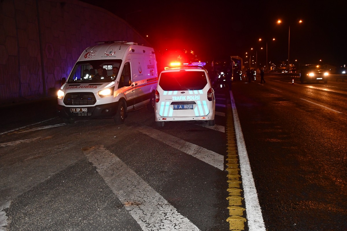 Bilecik'in Bozüyük ilçesinde, tur otobüsü ile tırın çarpışması sonucu 13 kişi...