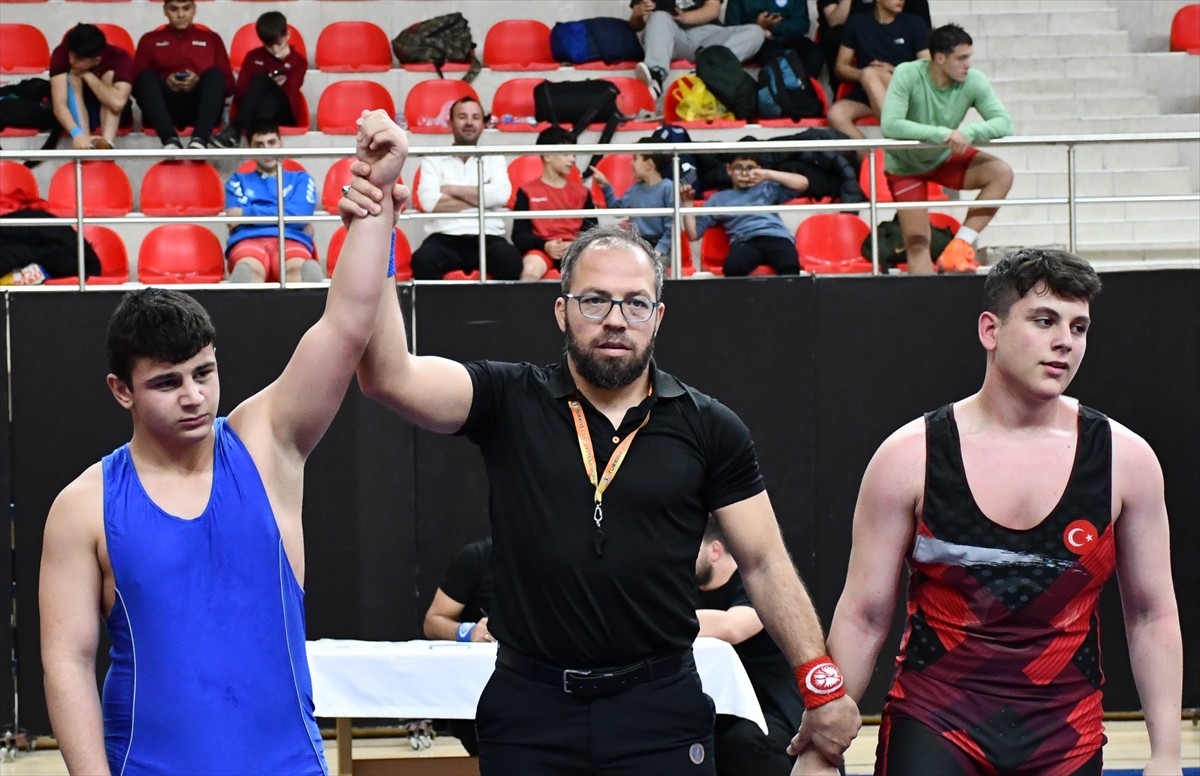 Bilecik'te 27 ilden 700 sporcunun katılımıyla düzenlenen 15 Yaş Altı Türkiye Güreş Grup...