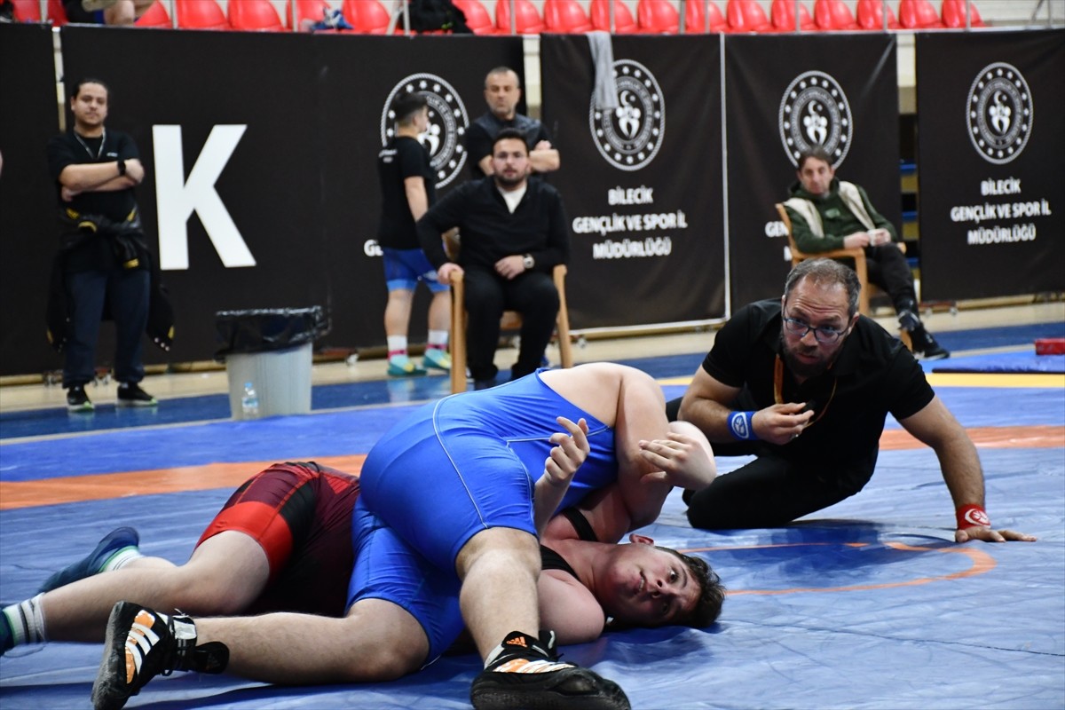 Bilecik'te 27 ilden 700 sporcunun katılımıyla düzenlenen 15 Yaş Altı Türkiye Güreş Grup...