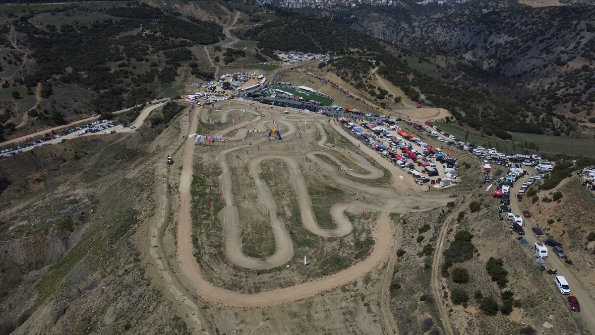 Bilecik'te, Türkiye Enduro ve ATV Şampiyonası'nın açılış ayağının ikinci gününde yarışmacılar 26...
