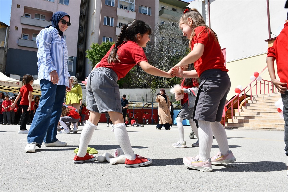 Bilecik Şeyh Edebali Üniversitesince (BŞEÜ), kente özgü çocuk oyunlarının oynandığı "Geçmişten...