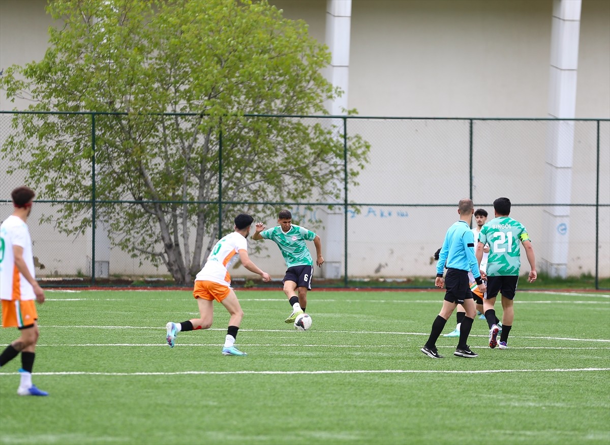 Bingöl'de YURTLİG Doğu Anadolu Futbol Grup Müsabakaları, 10 ilden gelen 160 sporcunun katılımıyla...