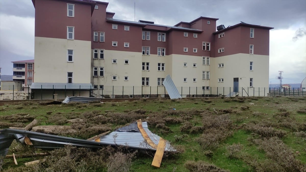 Bingöl'ün Karlıova ilçesinde şiddetli rüzgar nedeniyle, kullanıma kapalı kız öğrenci yurdunun...