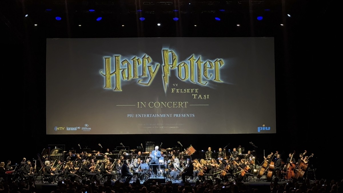Binlerce kişi Harry Potter serisinin ilk filmi "Harry Potter ve Felsefe Taşı"nı canlı orkestra...