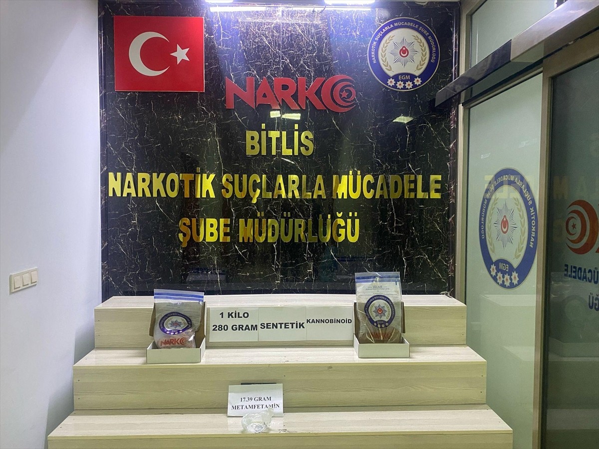 Bitlis merkezli Ahlat ve Hizan ilçelerinde düzenlenen uyuşturucu operasyonunda 4 kilo 297 gram...