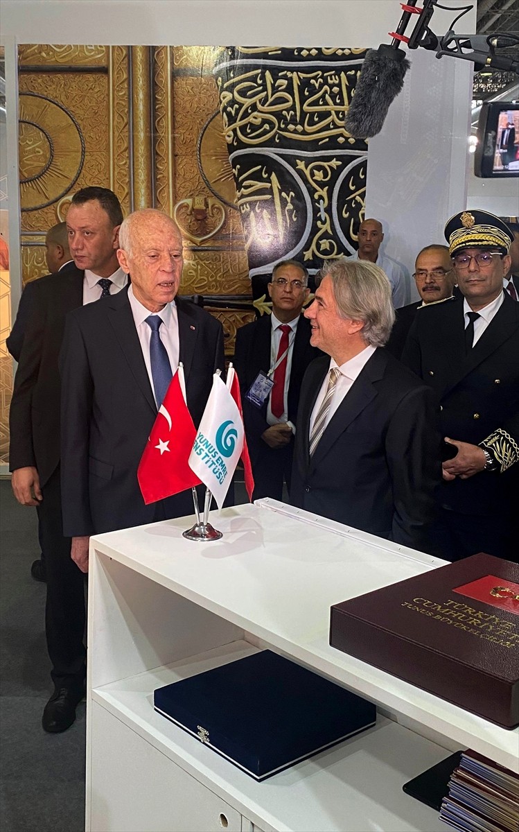 Bu yıl 39’uncusu düzenlenen Tunus Uluslararası Kitap Fuarı, Cumhurbaşkanı Kays Said’in (solda)...