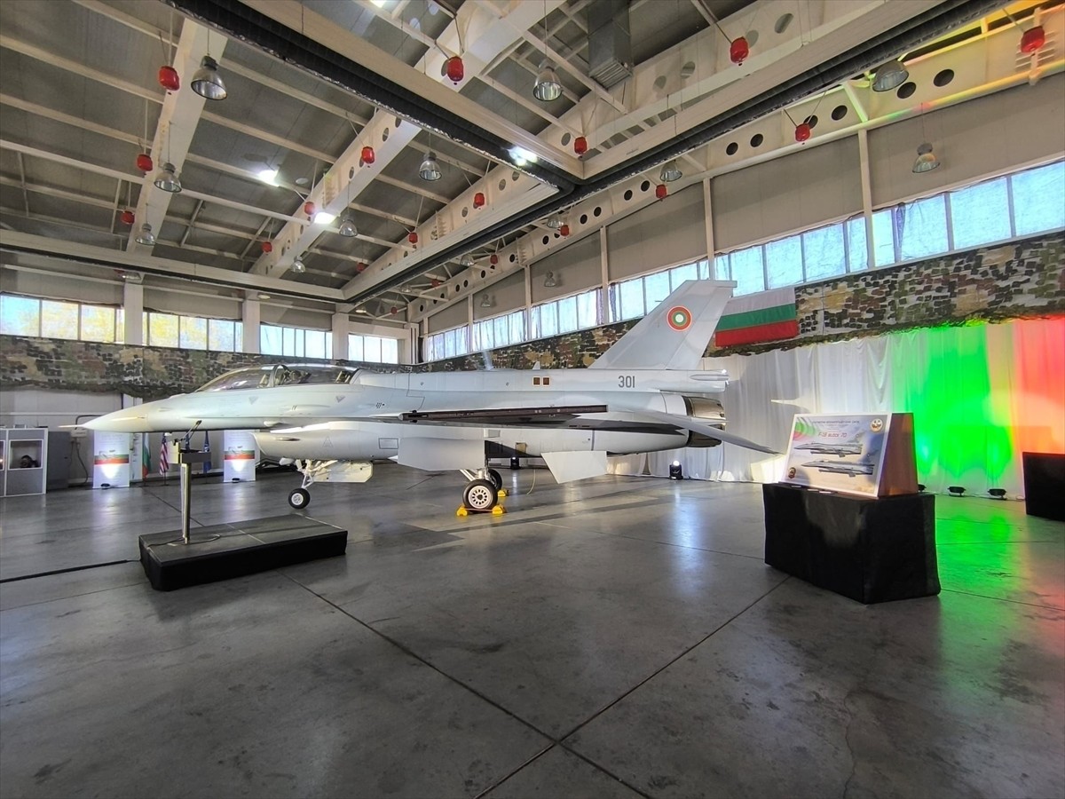 Bulgaristan'ın ABD'den sipariş ettiği "Block 70" serisi 16 adet F-16 savaş uçağının ilki törenle...