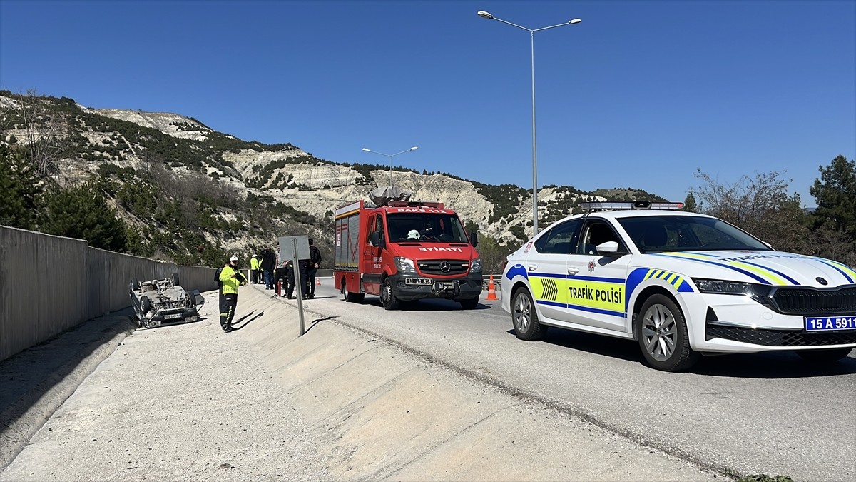 Burdur'da otomobilin şarampole devrilmesi sonucu 2'si çocuk 4 kişi yaralandı. İhbar üzerine kaza...