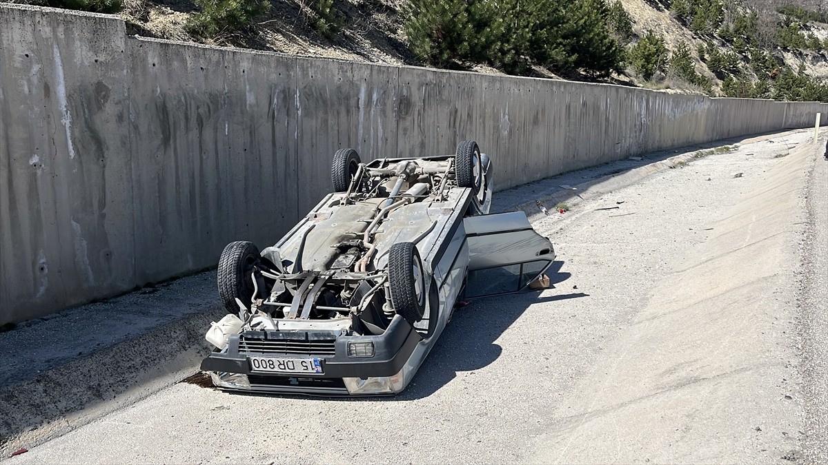 Burdur'da otomobilin şarampole devrilmesi sonucu 2'si çocuk 4 kişi yaralandı. İhbar üzerine kaza...