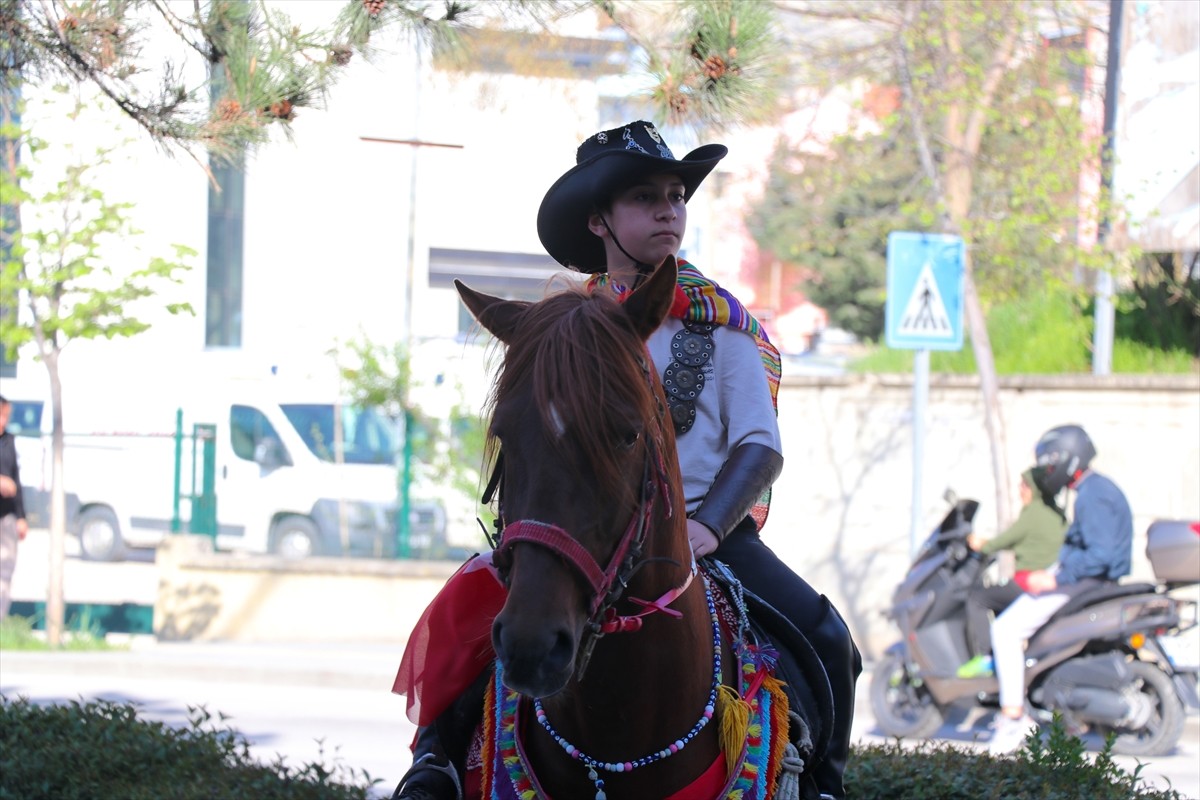 Burdur'da, Turizm Haftası dolayısıyla düzenlenen etkinlikte, temsili "Yörük Göçü" canlandırıldı....