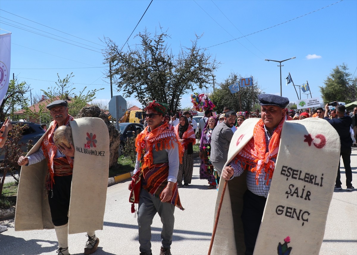 Burdur'da Turizm Haftası dolayısıyla "Yörük Şenliği" yapıldı. Şenlikte Yöresel kıyafetleri giyen...