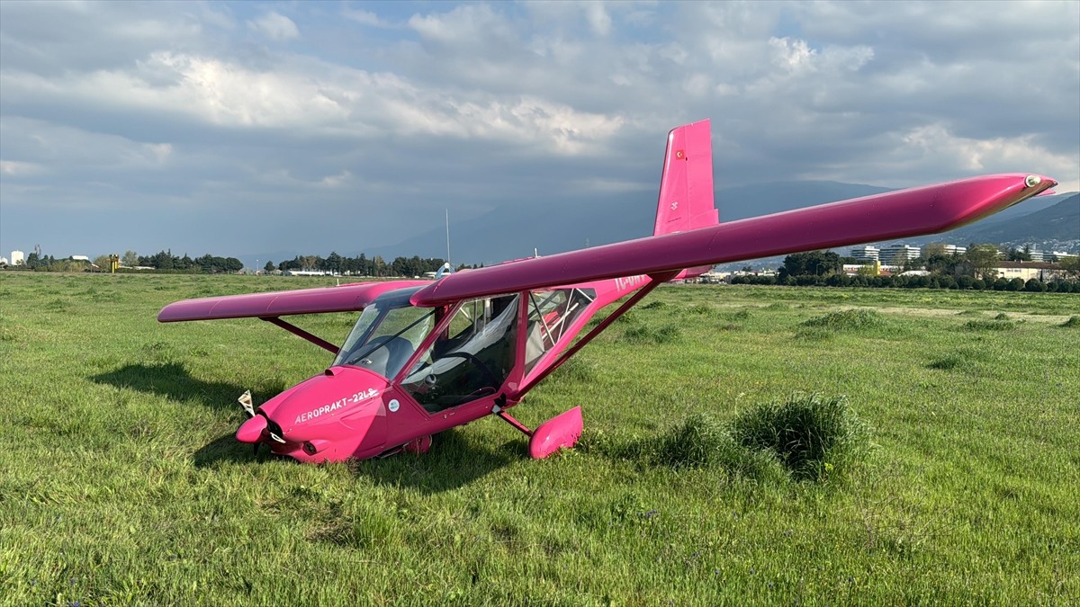 Bursa'da, iniş takımı dikmesinin kırılması sonucu pervanesi zemine çarpan eğitim uçağındaki 2 kişi...