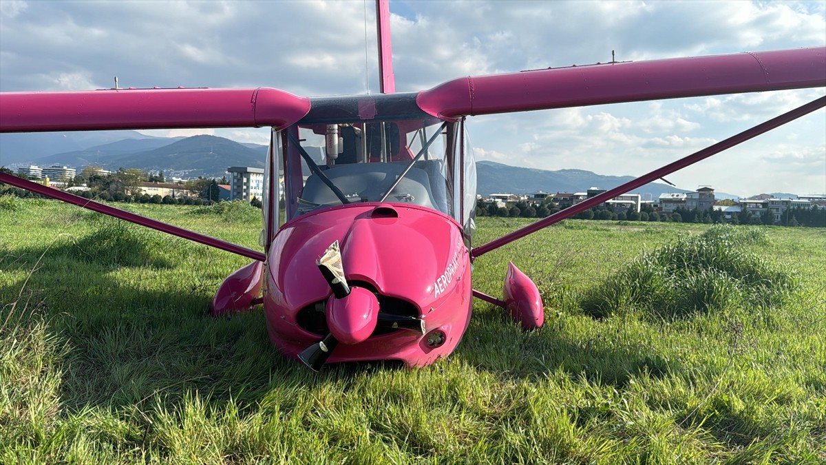 Bursa'da, iniş takımı dikmesinin kırılması sonucu pervanesi zemine çarpan eğitim uçağındaki 2 kişi...
