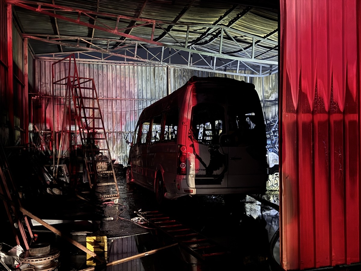 Bursa'da oto tamirhanesinde çıkan yangın itfaiye ekiplerince söndürüldü. Yangında iş yerinde...