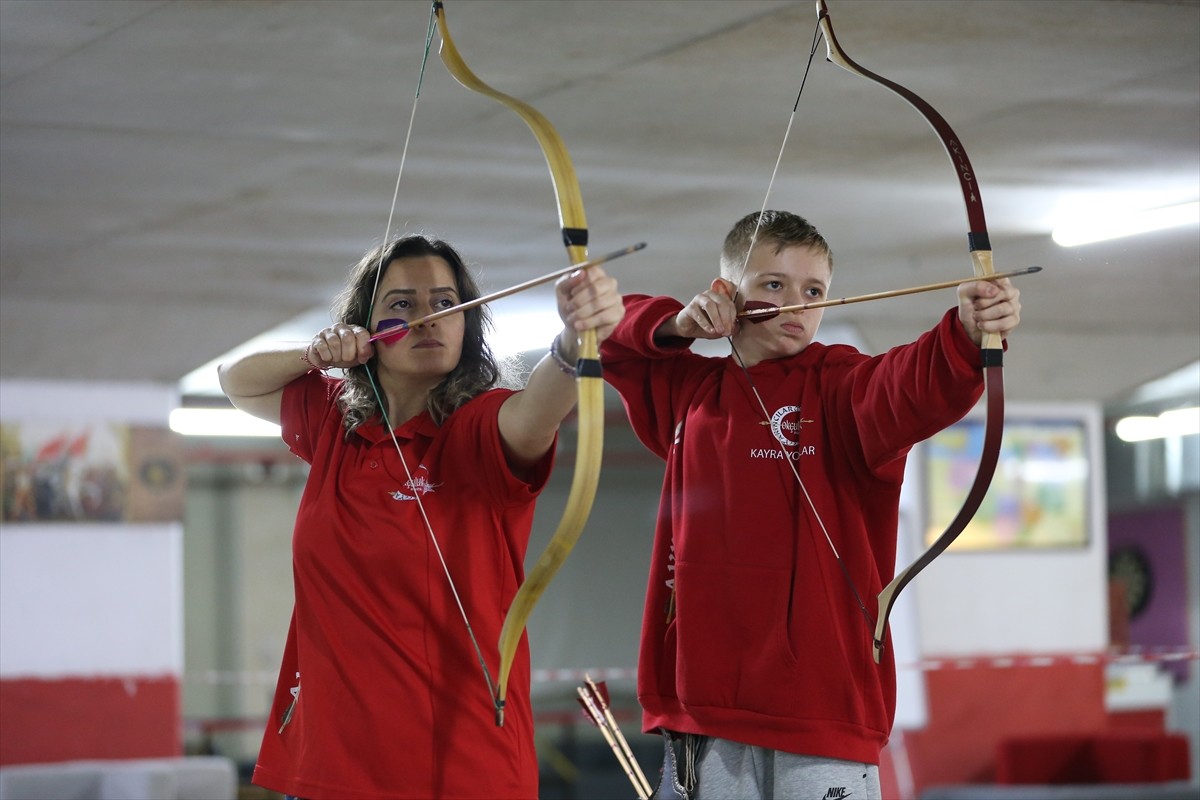Bursa'da tarihe meraklı oğlu Kayra Yolcular (solda) ile geleneksel okçuluk sporuna yönelen...