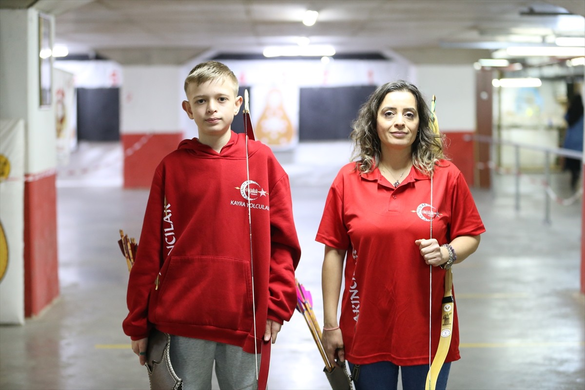 Bursa'da tarihe meraklı oğlu Kayra Yolcular (solda) ile geleneksel okçuluk sporuna yönelen...