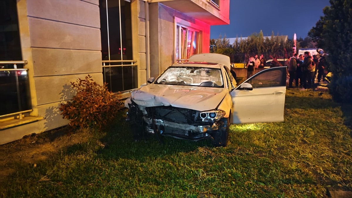 Bursa'nın İnegöl ilçesinde 3 aracın karıştığı zincirleme kazada 3 kişi yaralandı. Kazada...