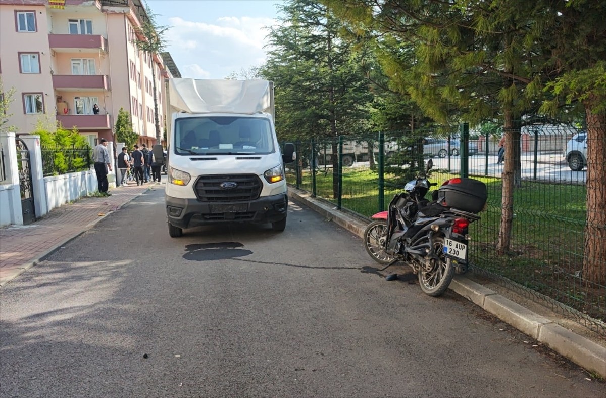 Bursa'nın İnegöl ilçesinde kamyonetle çarpışan motosikletin sürücüsü ağır yaralandı.